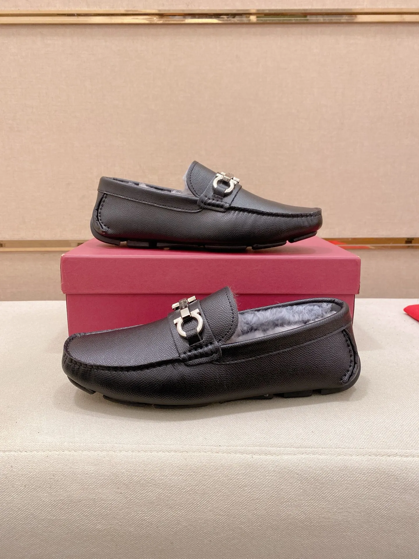 Factory price: 540💰High-end quality! Ferragamo🆕🆕Exclusive hot-selling products in stock🔥🔥New products on the shelves, high-quality Ferragamo men's pea shoes, high-end casual driving shoes, with complete packaging! 💪 💪 Material: imported first-layer cowhide 🐂 + imported high-quality wool lining + wear-resistant outsole 👍🏻👍🏻 Features: high-end and comfortable, purely handmade 🚀 🚀 Create the perfect shoes that suit you best 🔥 🔥 Size: (38-44) 45 standard size can be customized!